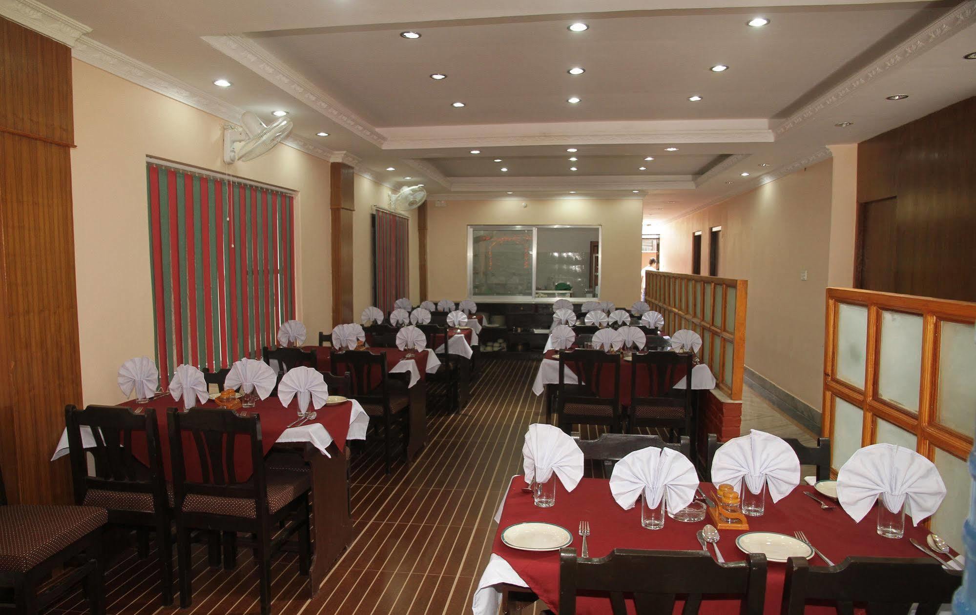 Hotel Center Lake Pokhara Eksteriør billede